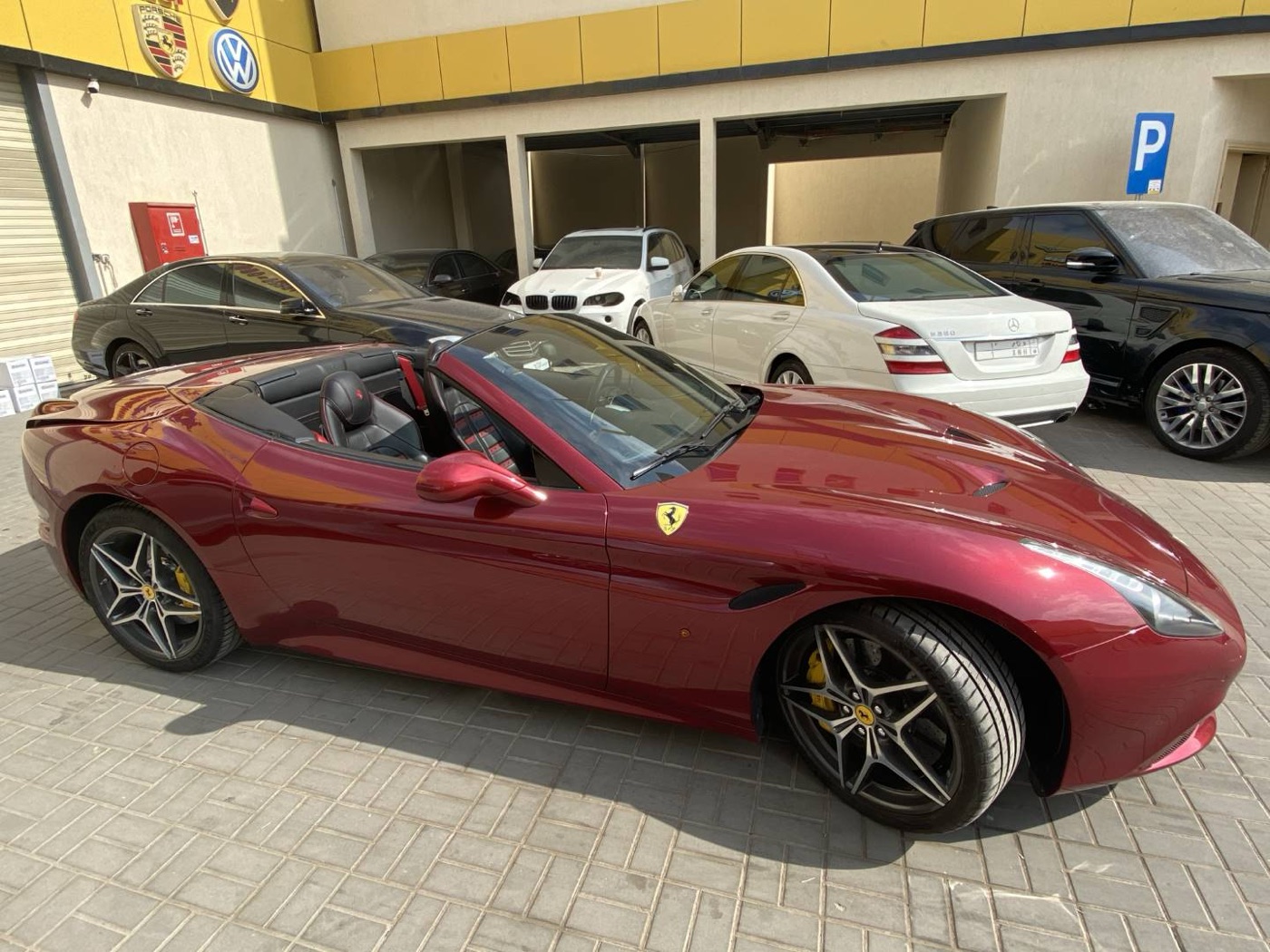 فيراري كاليفورنيا أمام مركز الهندسة الرقمية بالرياض